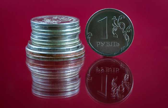 Рубль укрепляется к доллару и евро на старте торгов на "Мосбирже"