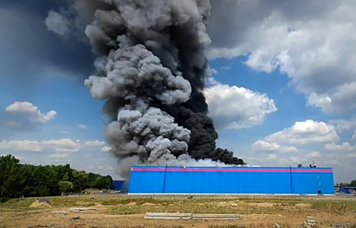 В Подмосковье загорелся склад на площади 20 тыс. кв. м