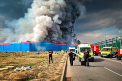 Местонахождение двух человек выясняют на загоревшемся складе Ozon в Истре