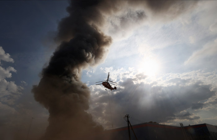 Кровля рухнула на площади 22 тыс. кв м на горящем складе Ozon в Подмосковье