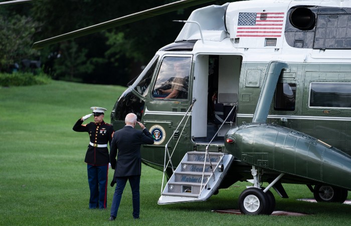 Байден сдал второй отрицательный тест на COVID-19 и улетел к супруге в Делавэр