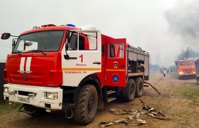 Количество лесных пожаров в Якутии сократилось более чем вдвое за неделю
