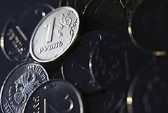 Рубль дешевеет к доллару и укрепляется к евро на старте торгов