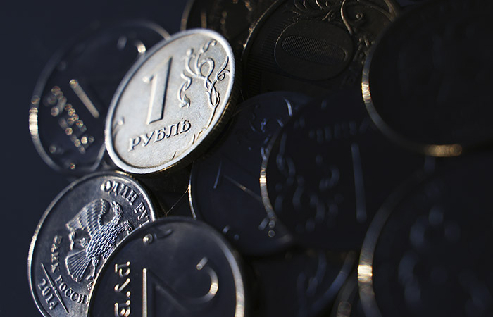 Рубль дешевеет к доллару и укрепляется к евро на старте торгов