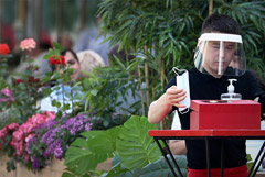 Роспотребнадзор не увидел необходимости возвращать ограничения из-за "омикрона"