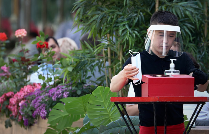 Роспотребнадзор не увидел необходимости возвращать ограничения из-за "омикрона"