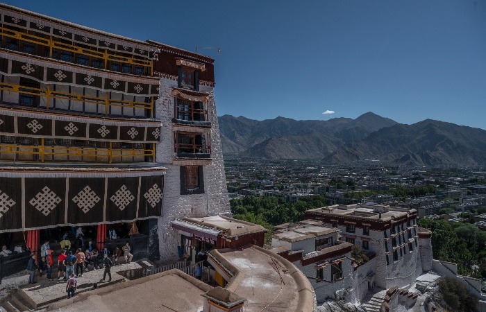 Дворец Потала в Китае закрыли для посетителей после сообщения о вспышке COVID-19 в Тибете
