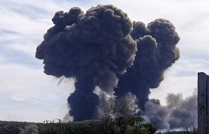 Источник в Минобороны назвал нарушение правил пожарной безопасности основной версией взрывов в Крыму