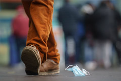 Суточная заболеваемость COVID-19 в РФ впервые с марта превысила 27,8 тыс. человек