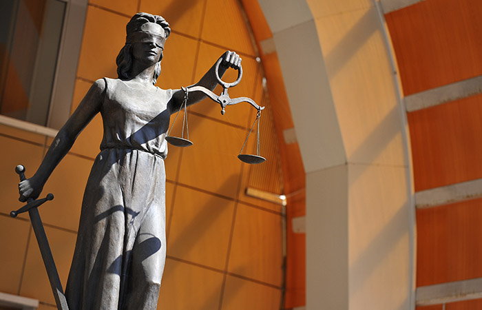 Суд объявил перерыв в рассмотрении иска Дерипаски к Тинькову до 31 августа