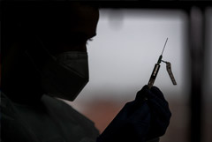 Глава Минздрава призвал россиян носить маски и ревакцинироваться