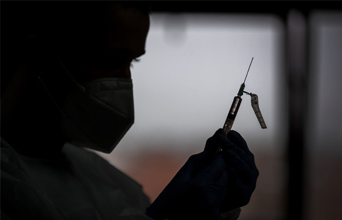 Глава Минздрава призвал россиян носить маски и ревакцинироваться