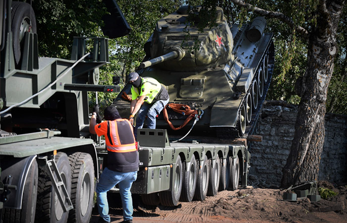 Курский губернатор предложил перенести в регион демонтированный в Эстонии танк-памятник