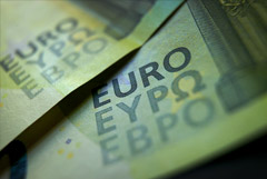 Евро опустился ниже 60 руб. впервые с 27 июля