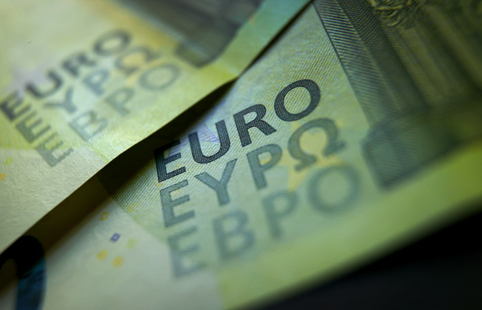 Евро опустился ниже 60 руб. впервые с 27 июля