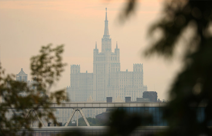 Москвичи продолжают жаловаться на запах гари и дымку в городе