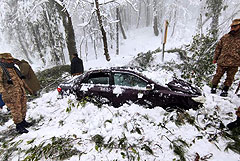 Два десятка человек погибли в машинах во время снегопада в Пакистане