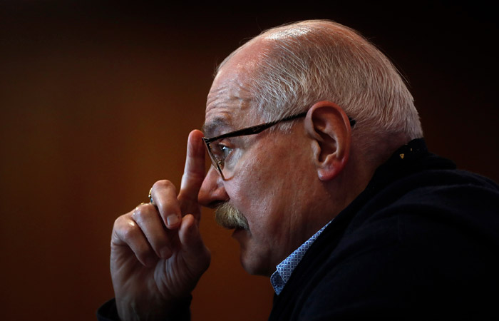 Михалков выступил против показа в РФ фильмов с покинувшими страну артистами