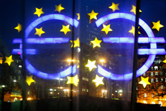 Главный экономист ЕЦБ высказался за повышение ставки "небольшими шагами"