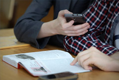 Российским школьникам запретили пользоваться мобильными телефонами на уроках