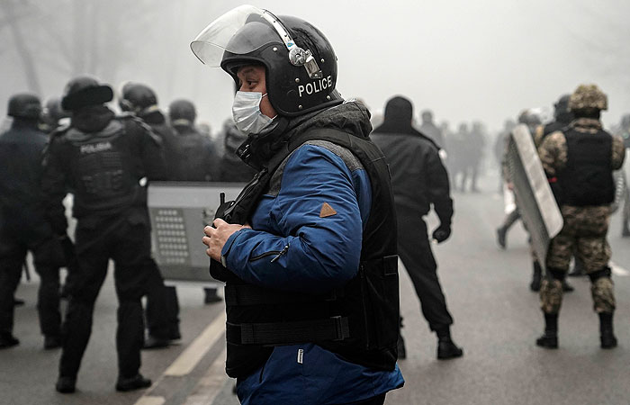 В казахстанском Костанае задержали около 700 нарушителей порядка