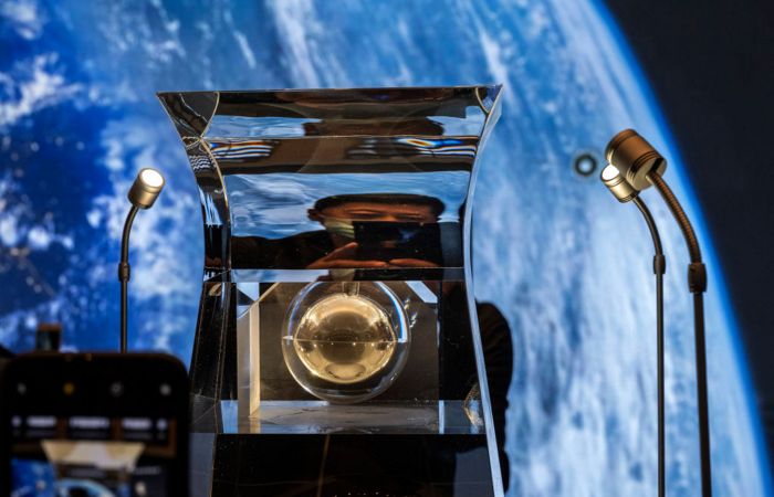 Китайские ученые обнаружили воду в образце лунного грунта