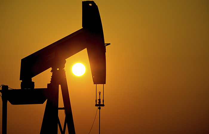 Цены на нефть завершили август снижением и продолжают падать