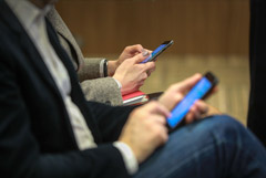 Минцифры откажется от закупки для чиновников смартфонов на отечественной ОС