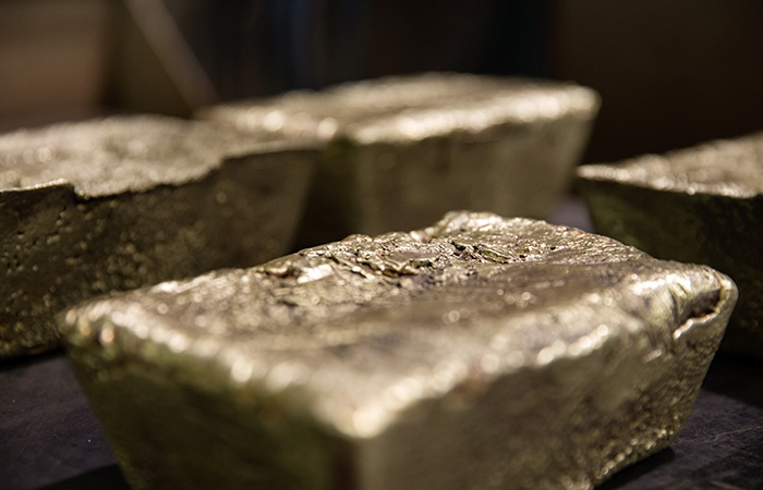 Золото продолжило дешеветь после падения до минимума с апреля 2020 года