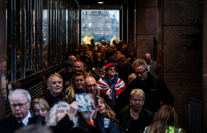 Британцам придется простоять до 16 часов в очереди, чтобы проститься с Елизаветой II