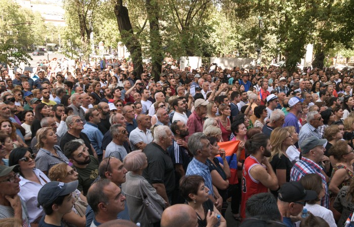 В Ереване проходит митинг с требованием выхода из ОДКБ