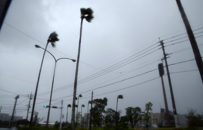 Ливни и сильный ветер обрушились на японский остров Кюсю