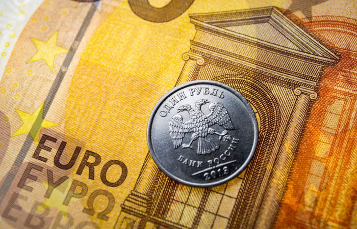 Рубль почти не изменился к доллару на старте торгов, сделок с евро нет