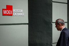 Рынок акций РФ открылся снижением индексов МосБиржи и РТС на 7,4-9,7%