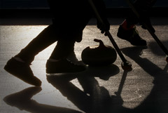 Российским керлингистам продлили отстранение до конца года