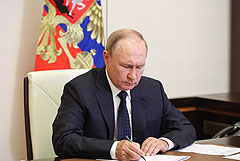 Путин подписал поправки в УК РФ о мародерстве, дезертирстве и сдаче в плен