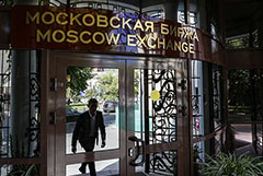 Рынок акций РФ открылся снижением индексов МосБиржи и РТС на 2,3-3,7%