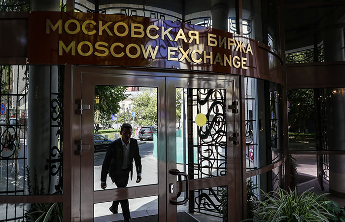 Рынок акций РФ открылся снижением индексов МосБиржи и РТС на 2,3-3,7%