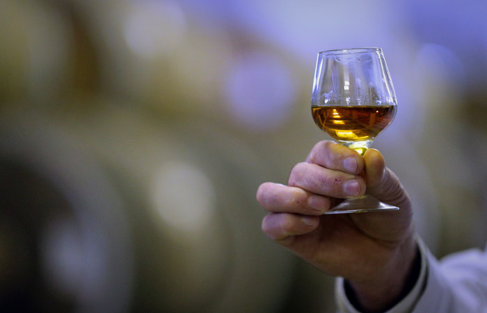 Минфин предложил повысить минимальную цену на водку и на коньяк