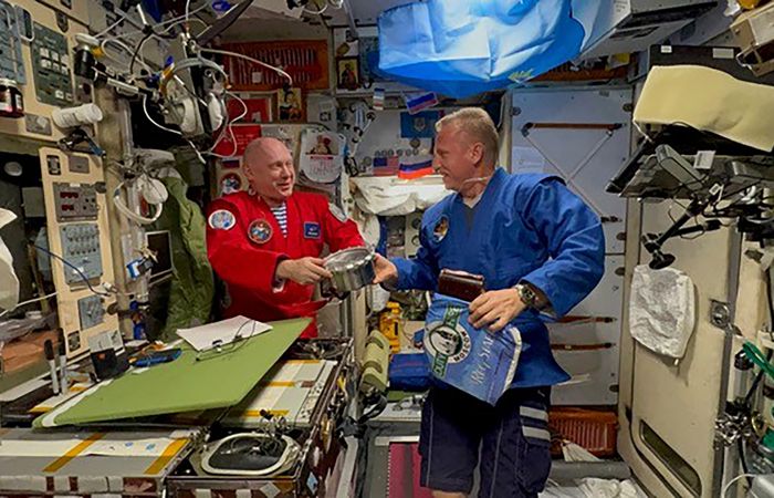 Возвращающиеся на Землю с МКС космонавты перешли на корабль и закрыли люки
