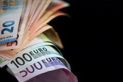 Евро резко упал на торгах МосБиржи, опустившись до 52,5 руб.