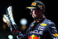 Гонщик Red Bull Перес выиграл Гран-при Сингапура "Формулы-1"
