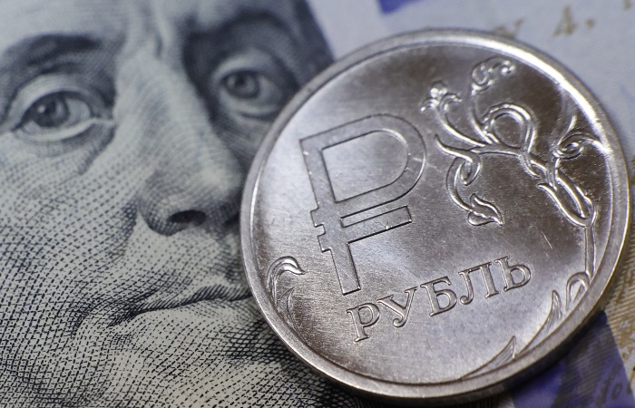 Рубль незначительно изменился к доллару и юаню на старте торгов