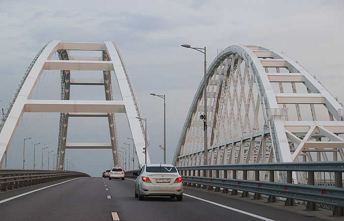 Хуснуллин заявил о задаче с 9 октября запустить движение по Крымскому мосту по двум полосам
