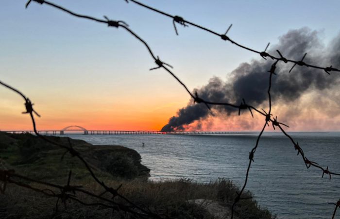 Движение автомобилей по Крымскому мосту приостановлено