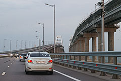 Аксенов заявил, что автомобильная часть Крымского моста пока доступна только легковушкам