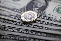 Доллар поднялся до 64 рублей впервые с 7 июля