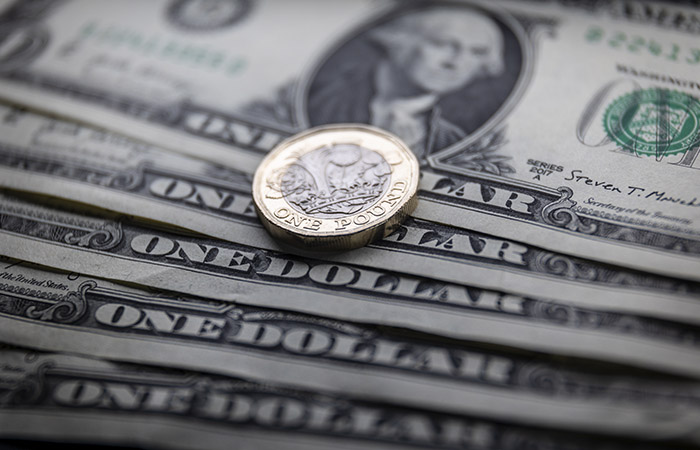 Доллар поднялся до 64 рублей впервые с 7 июля