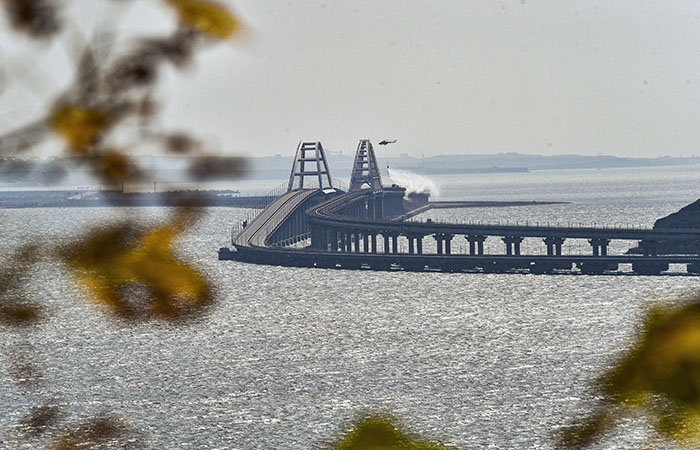 Сгоревшие на Крымском мосту цистерны убрали с путей