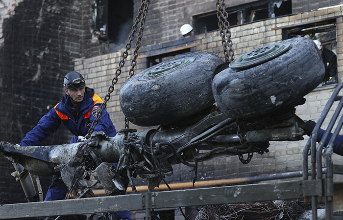 Число погибших после падения самолета на дом в Ейске увеличилось до 14